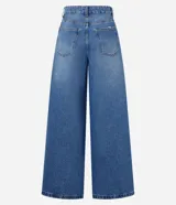 Pantalón pantalona de jeans con cintura alta, bolsillos delanteros y traseros, corte amplio y trabillas en la cintura.