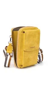 Bandolera porta celular negra de símil cuero con bolsillo frontal con tapa, cierre perimetral, correa de galón regulable y desmontable, y múltiples compartimentos internos para tarjetas y billetes.