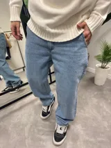 Pantalón de jean celeste, corte amplio y tiro alto.