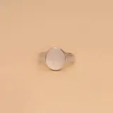 Anillo tipo sello en plata 925 con forma ovalada. Se puede grabar con iniciales.