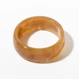 Brazalete rígido color caramelo con efecto marmolado.
