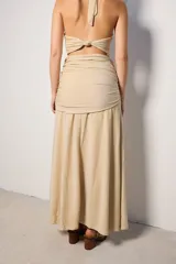 Falda larga color marrón chocolate, con frunce lateral y corte al bies.