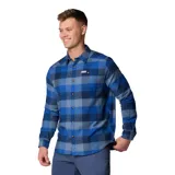 Camisa de franela a cuadros azules de manga larga, con bolsillo en el pecho con cierre de botón.