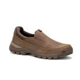 Zapato Caterpillar tipo slip-on de cuero color marrón, con forro de malla de nylon, plantilla acolchada, suela de goma y tecnología CLEANSPORT NXT.