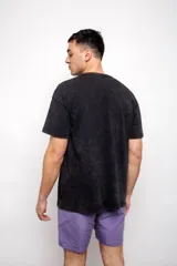 Remera de manga corta color beige, corte oversize y con lavado gastado.