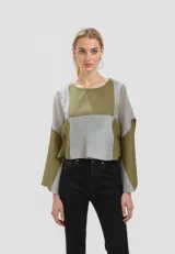 Blusa de lino y viscosa con diseño color block, corte holgado y cuello a la base.