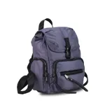 Mochila de nylon color gris con tapa y broche metálico. Tiene apertura superior con broche, bolsillos internos, bolsillo con cierre metálico al frente y laterales. Incluye asas rígidas de mano y correas regulables para colgar en la espalda.