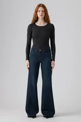 Pantalón de jean azul oscuro, de corte wide leg y tiro alto.