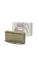 Billetera de mujer color verde oliva, tipo clutch o muñequera, con cierre perimetral y bolsillo exterior con cierre. Presenta correa de mano y logo grabado en el frente. Se presenta en caja decorada con motivos florales lilas.