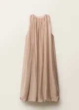 Vestido largo color rosa pálido, sin mangas, con cuello redondo fruncido y falda evasé. Confeccionado en tejido mezcla lyocell con bajo abullonado y cierre de botón en el cuello.