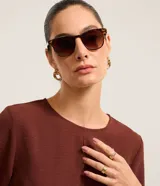 Blusa color ladrillo de mangas cortas confeccionada en crepé texturizado, con cuello redondo y abertura en la espalda. Corte recto y holgado.