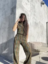 Conjunto de top strapless y pantalón palazzo con estampado geométrico multicolor.