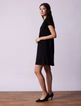 Vestido corto negro de seda fría, marca Tash & Sophie. Tiene cuello redondo y mangas con volados.