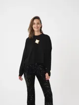 Sweater negro de tejido fino, corte crop y cuello redondo.