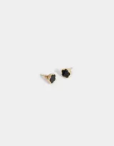 Par de aros pasantes con forma de flor negra esmaltada y borde dorado.