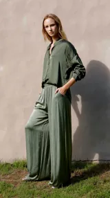 Camisa verde militar de seda con cuello mao y botones frontales.