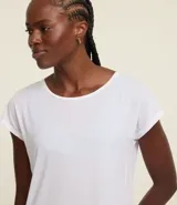 Remera lila de microfibra con escote redondo y mangas cortas.