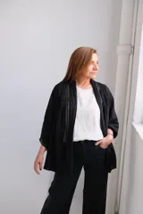 Kimono negro con detalles de encaje en los bordes y mangas anchas.