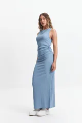Vestido largo celeste sin mangas y escote redondo. Con silueta ajustada y tela liviana con textura.