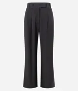 Pantalón de vestir color ocre, de corte recto, con cintura alta, bolsillos laterales y pinzas delanteras.