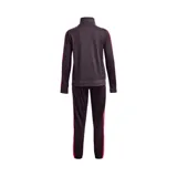 Equipo deportivo Under Armour de mujer, compuesto por campera con cierre y pantalón de jogging. La campera es de cuello alto y tiene el logo de la marca en el pecho. El pantalón tiene cintura elástica con cordón ajustable.