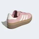 Championes Adidas Gazelle Bold de mujer, color rosa palo con tres franjas laterales blancas y logo 'GAZELLE' en dorado. Cuentan con una suela de plataforma gruesa color caramelo y detalles en blanco en el talón y la lengüeta.