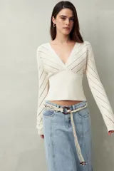 Sweater negro de tejido de punto calado, con escote en V cruzado y mangas largas.