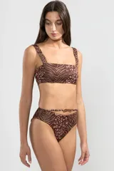 Top de bikini cuadrado estilo bandeau con breteles anchos, confeccionado en tejido jacquard felino con acabado brillante que aporta textura y sofisticación. Cuenta con almohadillas removibles y protección UV50.