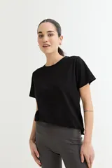 Remera negra de algodón, de corte recto y cuello redondo.