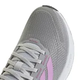 Championes Adidas Runblaze para mujer, color gris con tres franjas laterales en color rosado. Presentan una suela blanca con tecnología Cloudfoam y detalles en la puntera y talón en gris oscuro.