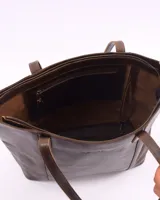 Bolso tote de cuero color suela con textura tipo cocodrilo, doble asa de hombro y cierre superior. Incluye bolsillo interior y llavero.