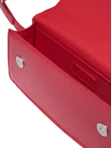 Bolso bandolera rojo con correa desmontable y solapa con cierre magnético.
