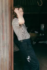 Camisa de algodón a cuadros gingham en blanco y negro, con estampado de broderie blanco, lazo en el cuello, manga corta y corte oversize.