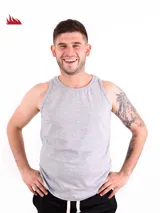 Musculosa gris claro de algodón con cuello redondo y sisas amplias.