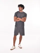 Remera gris de poliéster con cuello redondo y mangas cortas.