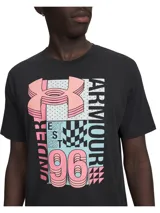 Remera deportiva Under Armour de manga corta, color negro, con un gran gráfico frontal que incluye el logo de la marca en tonos pastel (rosa, celeste, salmón) y el texto "UNDER ARMOUR 96" con patrones geométricos.