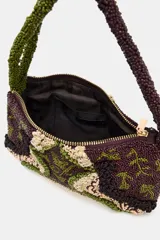 Bolso de hombro con diseño floral bordado con abalorios en tonos marrón, verde y beige. Tiene un bolsillo interior y cierre con cremallera.