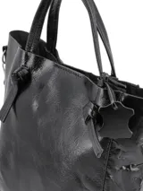 Cartera tipo tote de cuero negro craquelado con doble asa corta y correa de cadena plateada. Incluye un dije colgante con forma de etiqueta y detalle de nudo.