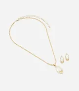 Conjunto de collar y caravanas doradas con colgantes ovalados con perlas.