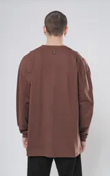 Remera manga larga color chocolate con cuello redondo y puños acanalados.