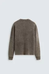 Sweater marrón de cuello redondo y manga larga, tejido con hilatura de textura bouclé y efecto lavado.