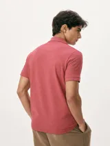 Camiseta tipo polo de manga corta, color azul oscuro, con cuello y tapeta de dos botones.