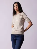 Buzo tejido en hilado fino color beige con rayas horizontales blancas, marca Cable & Gauge.