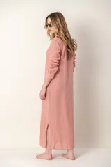 Camisola larga color rosado, estilo camisa, confeccionada en lino.