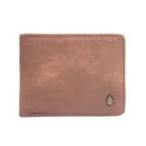 Billetera Volcom Slimstone color marrón con logo metálico en la esquina inferior derecha.