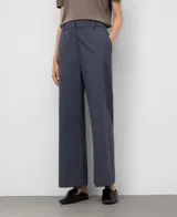 Pantalón de mujer color gris azulado, de corte recto y pierna ancha, tiro medio/alto, con trabillas para cinturón y bolsillos laterales y de vivo en la espalda.