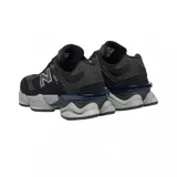 Championes urbanos New Balance modelo 9060, color verde azulado con detalles en blanco, confeccionados en gamuza y malla, con logo "N" característico en los laterales y entresuela con tecnología ABZORB y SBS.