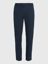 Pantalón de corte cónico Tommy Hilfiger, modelo 1985 Collection, color azul marino. Confeccionado en mezcla de algodón orgánico, con cintura elástica, cierre de botones y bolsillos traseros de ojal.
