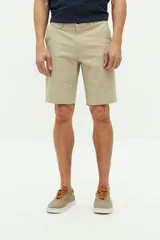 Bermuda color beige, de corte chino, con bolsillos laterales y traseros.
