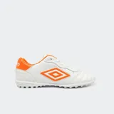 Championes de fútbol Umbro Touch TF, color blanco con detalles en naranja.